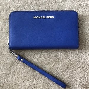 Michael kors like new accordion wallet